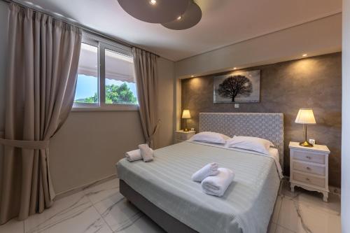 Ein Bett oder Betten in einem Zimmer der Unterkunft Apartments Tina FREE transfer from-to the airport