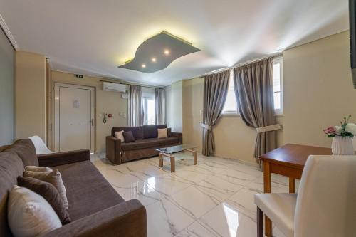 Ein Sitzbereich in der Unterkunft Apartments Tina FREE transfer from-to the airport