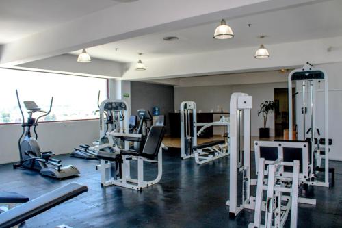 The fitness centre and/or fitness facilities at Holiday Inn Puebla Finsa, an IHG Hotel