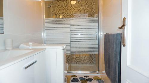 W łazience znajduje się prysznic ze szklanymi drzwiami. w obiekcie Sunset Paradise w mieście Costa de Antigua