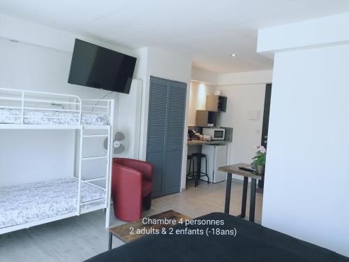 - une chambre avec des lits superposés et une chaise rouge dans l'établissement Chambres d'hotes Grace, à Guérande