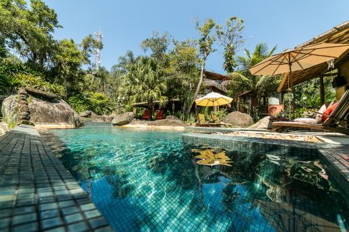 una piscina en un complejo en Refúgio Guest House, en Ilhabela