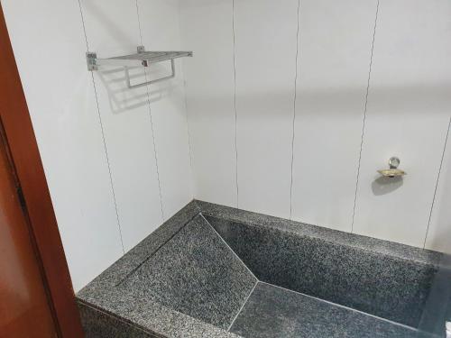 ein Bad mit einer Duschkabine und einer Badewanne in der Unterkunft Hotel Bonaparte Blue Residence F 209 in Brasilia
