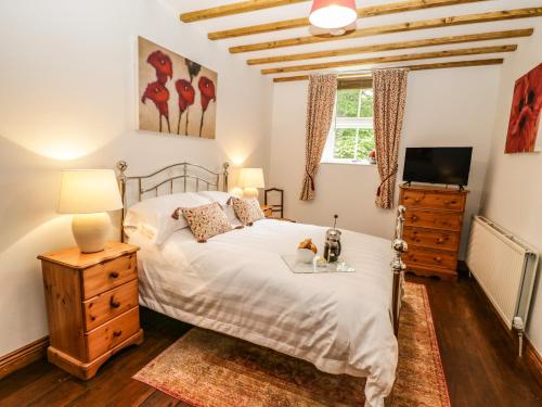 Кровать или кровати в номере Wayside Cottage