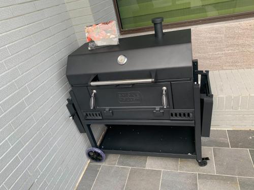 a grill sitting on a tiled floor next to a wall at Duke 369 in Donggang