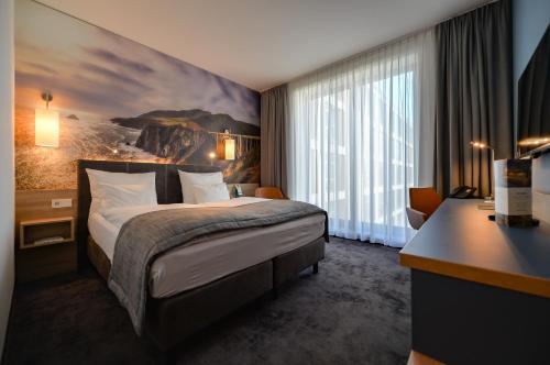 Un pat sau paturi într-o cameră la Best Western Hotel Wiesbaden