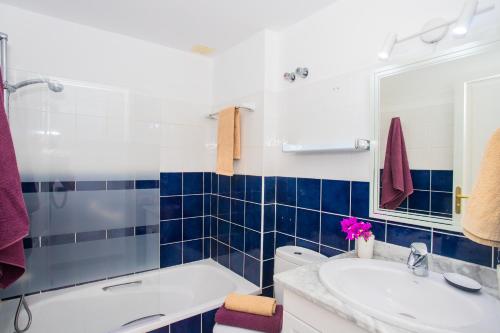 馬西尼古蒂的住宿－Apartamento ILIC，带浴缸、盥洗盆和卫生间的浴室