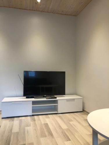 un centro di intrattenimento bianco con TV a schermo piatto di Modern cozy 2 bedroom apartment near City center a Pärnu