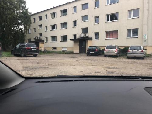 un gruppo di auto parcheggiate di fronte a un edificio di Modern cozy 2 bedroom apartment near City center a Pärnu