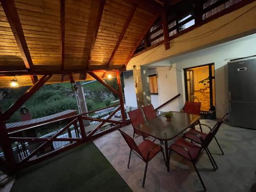 Ein Balkon oder eine Terrasse in der Unterkunft Vila Maria Dambovicioara