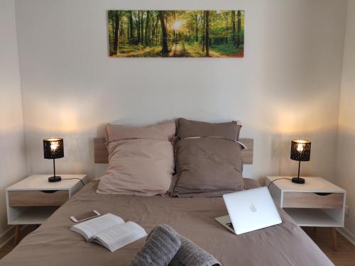 une chambre avec un lit avec un ordinateur portable dessus dans l'établissement Appart'HomeCity - Rouen Vauban, à Rouen