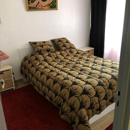 une chambre avec un lit avec une couette dessus dans l'établissement T3 Centre Ville Neuve, à Tarbes