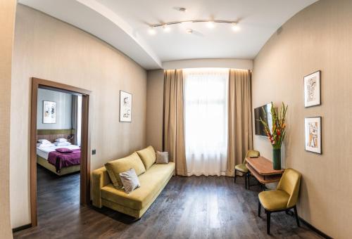 een woonkamer met een bank en een bed bij Liebeskind Boutique Hotel in Krakau