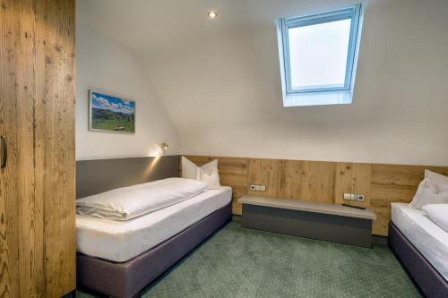 a bedroom with two beds and a window at Hotel Thomahof in Hinterzarten