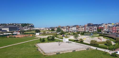 uma vista aérea de um parque numa cidade em La pause Mersoise em Mers-les-Bains