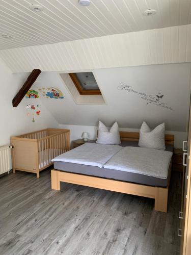 - une chambre avec un lit et un plafond dans l'établissement Ferienwohnung Zum Schloß, à Halbe