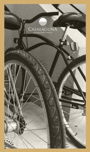 a black bike parked next to a table at Casa Laguna Chascomus in Chascomús