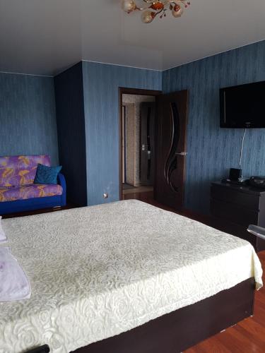 una camera con letto e parete blu di Apartment at Engelsa 3/1 a Cheboksary