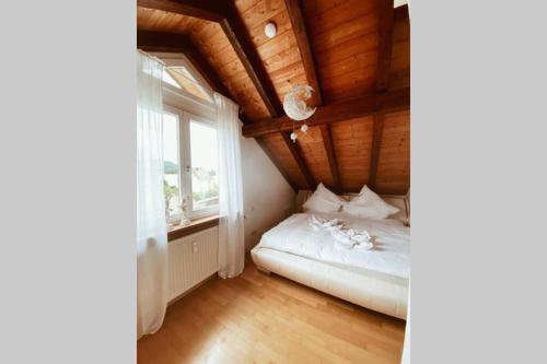 Un pat sau paturi într-o cameră la *Dreiländereck* Wifi+ Balkon+Garage Basel Mulhouse