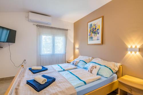 sypialnia z łóżkiem i ręcznikami w obiekcie Apartment Dragica Čižići w mieście Čižići