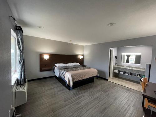 a bedroom with a bed and a television in it at Ridge Motel in Breckenridge