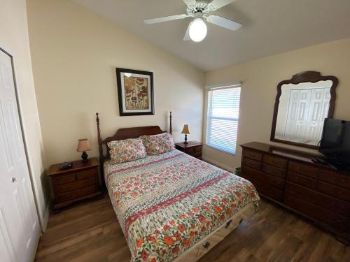 una camera con letto e ventilatore a soffitto di Vacation Homes of Orlando Area a Orlando