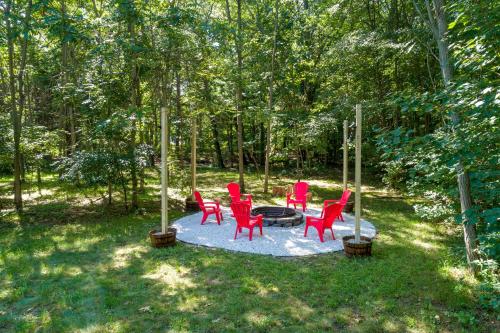 Zahrada ubytování All Decked Out - Secluded getaway near beach access