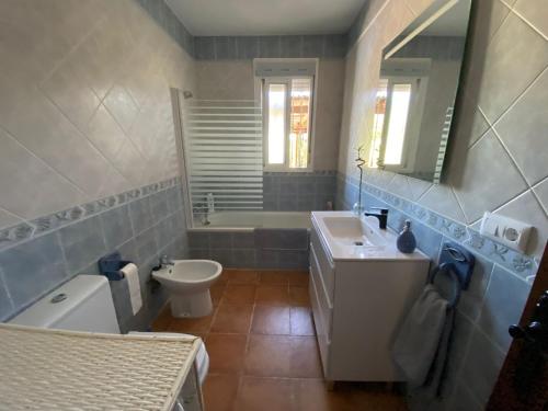 Un baño con lavabo, inodoro y bañera. en El chalet del Mar, en Chiclana de la Frontera