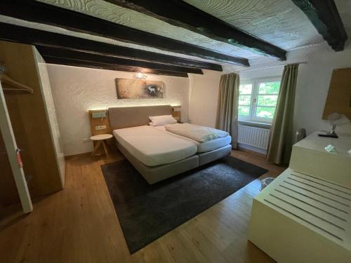 um pequeno quarto com uma cama e uma janela em Hotel & Gastropark Loemühle-Restaurant-Biergarten em Marl