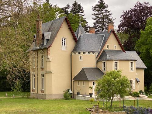 Changé的住宿－Château de la Coudraie，一座带屋顶的大房子