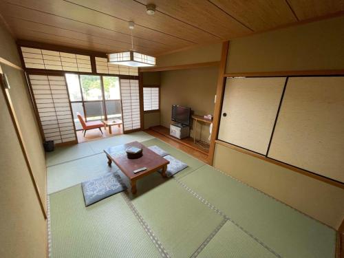 een uitzicht op een kamer met een tafel bij Iso Tokei - Vacation STAY 61892v in Kanayama