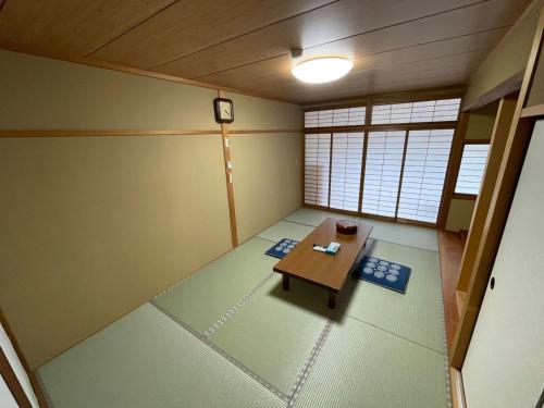 Iso Tokei - Vacation STAY 61898v في Kanayama: غرفة مع طاولة في منتصف الغرفة
