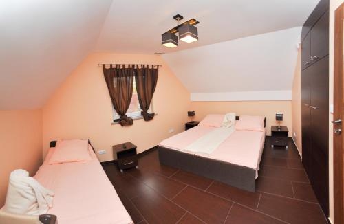 Łóżko lub łóżka w pokoju w obiekcie Ferienhaus Holiday Home Domki RAJ