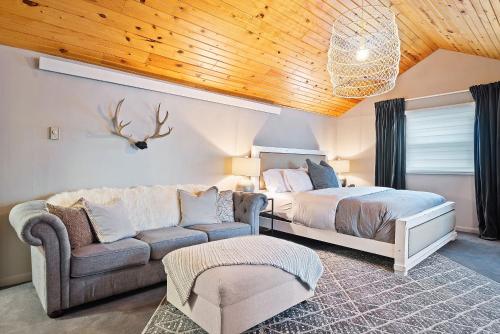 um quarto com uma cama e um sofá em Black Forest Inn Bed & Breakfast em Rapid City