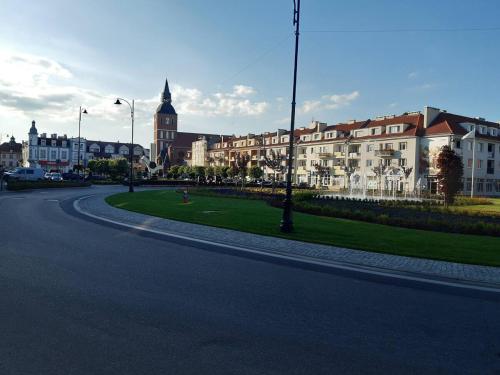 an empty street in a city with buildings at Apartament blisko dwóch jezior na Warmii i Mazurach in Biskupiec