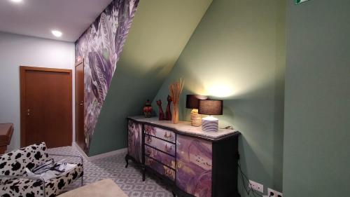 a room with a dresser and a green wall at Blaucel Cafè i Habitacions in Cullera