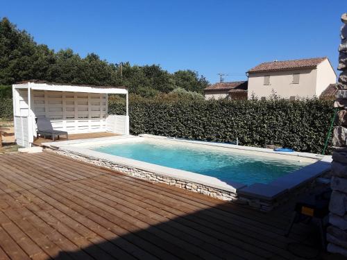 Bazén v ubytování Villa confortable avec piscine privée à Saint-Saturnin-lès-Apt nebo v jeho okolí