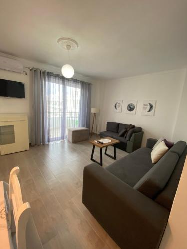 uma sala de estar com um sofá e uma mesa em Best summer Apartment em Golem