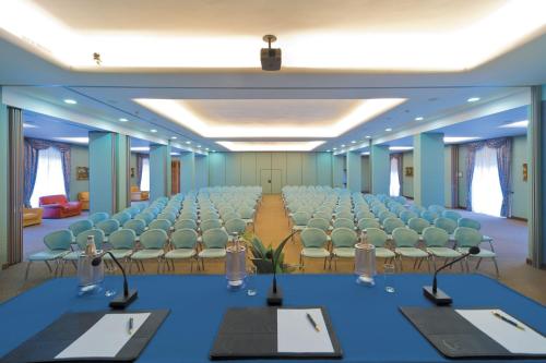 Ele Green Park Hotel Pamphiliにあるビジネスエリアまたは会議室