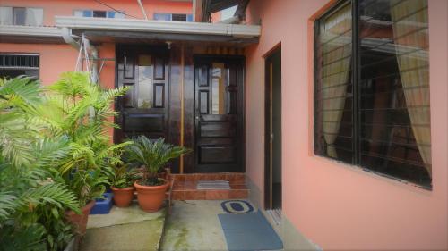 Muka bangunan atau pintu masuk Monte Los Lirios Lodge