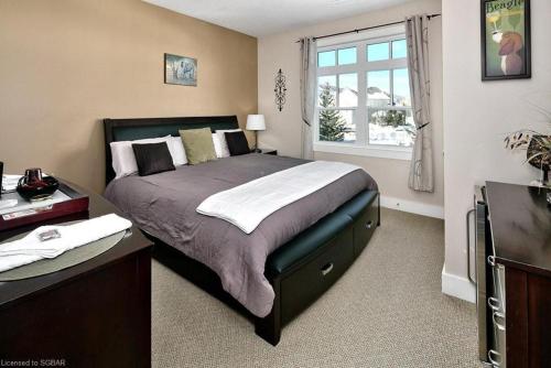 ein Schlafzimmer mit einem großen Bett und einem Fenster in der Unterkunft Great Location, Pool, Blue Mountain 2 BDRM Dream in Blue Mountains