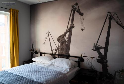 sypialnia z dwoma żurawiami na ścianie w obiekcie Gdańsk Old Town - Apartment No 97 w Gdańsku
