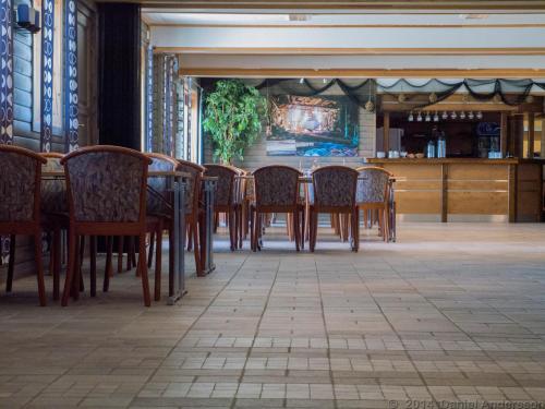 una fila de mesas y sillas en un restaurante en Kaikanten Rorbuer - Røst, en Røst