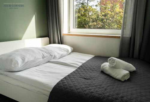 Een bed of bedden in een kamer bij Gdańsk Old Town - Elegant Apartment
