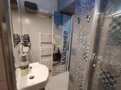 施盧赫湖的住宿－Studio 20qm mit Balkon und Innenpool - 22010，浴室设有白色水槽和镜子