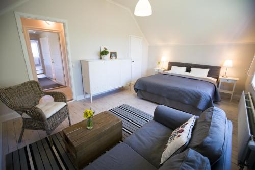 sala de estar con cama y sofá en Lilla Sörgården, en Kungsberga