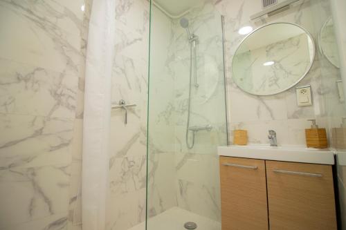 Ένα μπάνιο στο L'Estival Room Logement en Colocation