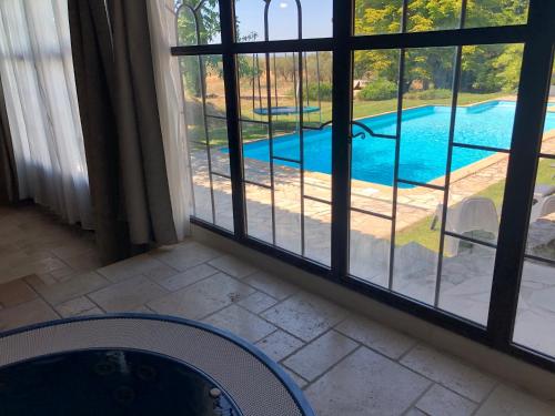 Бассейн в Le Pool House - Private Jacuzzi - Mas des Sous Bois или поблизости