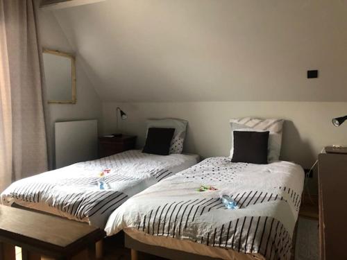 Postel nebo postele na pokoji v ubytování LA MARLIERE maison de charme à la campagne