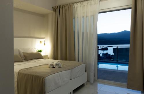 Postel nebo postele na pokoji v ubytování Sunset brand new luxury apt with pool & sea view